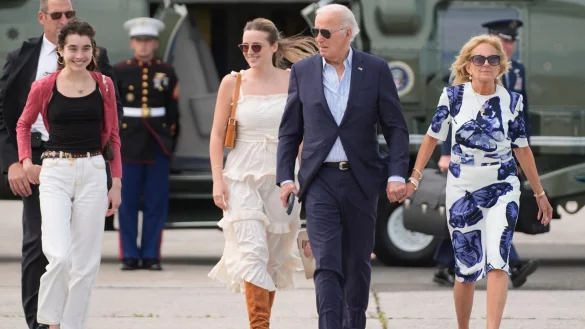 Familienreise nach Camp David: Von einem Verzicht auf die Pr&auml;sidentschaftskandidatur wollen die Bidens nichts wissen. - &copy; Evan Vucci/AP/dpa