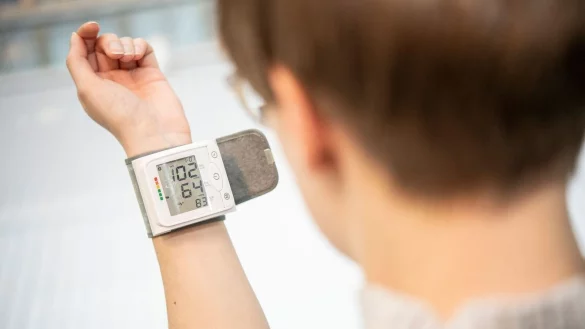 Die Handgelenkmessung ist bei Rauchern, Diabetikern und Menschen mit Gef&auml;&szlig;erkrankungen m&ouml;glicherweise weniger genau, da ihre Blutgef&auml;&szlig;e verengt und verh&auml;rtet sein k&ouml;nnen. - &copy; Robert G&uuml;nther/dpa-tmn/dpa
