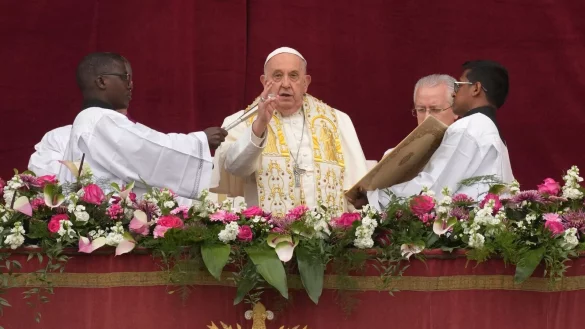Papst Franziskus erteilt den Segen &laquo;Urbi et Orbi&raquo; von der zentralen Loge des Petersdoms. - &copy; Andrew Medichini/AP/dpa