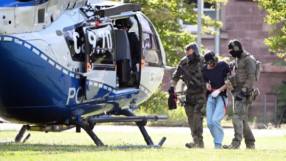 Der Tatverd&auml;chtige wurde am Sonntagnachmittag zu einem Hubschrauber gebracht und zur&uuml;ck nach NRW geflogen. - &copy; Uli Deck/dpa