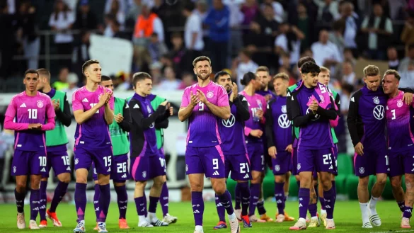 Deutschlands Spieler um Niclas F&uuml;llkrug (M) applaudieren nach dem Spiel den Fans. - &copy; Rolf Vennenbernd/dpa