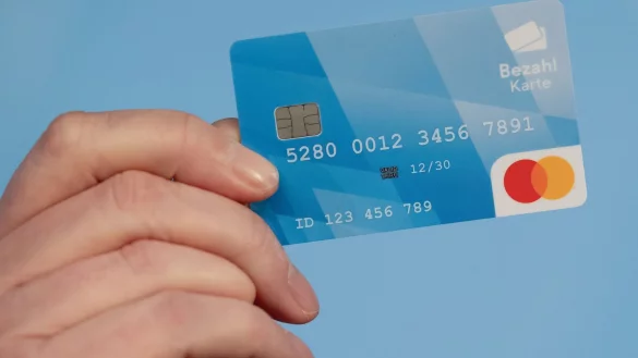 Die Bezahlkarte f&uuml;r Asylbewerber soll unter anderem Geldzahlungen an Schleuser zu unterbinden. - &copy; Sven Hoppe/dpa