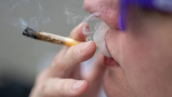 Vor der Arbeit gekifft? Ein Arbeitgeber darf Besch&auml;ftigte nicht einfach zum Drogencheck zwingen. - &copy; Monika Skolimowska/dpa/dpa-tmn