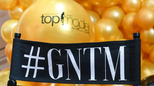 Das Logo der Show &laquo;Germany\'s next Topmodel - by Heidi Klum&raquo; steht auf einem Regiestuhl bei der Kino-Preview zur 15. Staffel im Kino Zoo Palast. - &copy; Jens Kalaene/dpa-Zentralbild/dpa