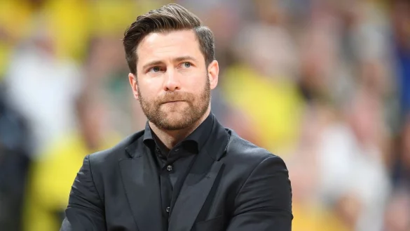 Josh King steht an der Seitenlinie in der EWE Arena. - &copy; Carmen Jaspersen/dpa