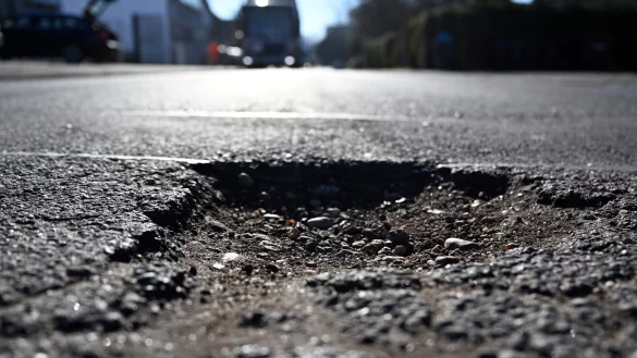 Ein Schlagloch hat sich in einer Stra&szlig;e gebildet. - &copy; Federico Gambarini/dpa