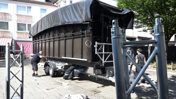 Nach dem Anschlag unmittelbar vor der B&uuml;hne auf dem Fronhof im Solingen wird die B&uuml;hne abgebaut. - &copy; Federico Gambarini/dpa