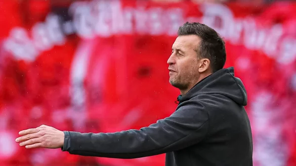 Essens Trainer Christoph Dabrowski gestikuliert. - &copy; Stefan Brauer/DeFodi Images/dpa