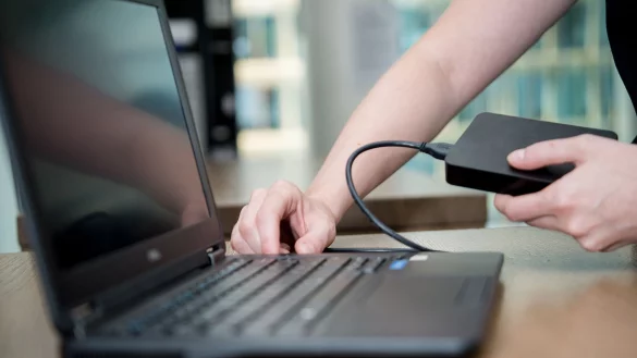 Ist erst einmal eine externe Festplatte angeschafft, geht das Backup leicht von der Hand. - &copy; Henrik Josef Boerger/dpa