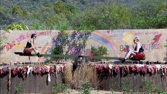 Elena Miras und Sarah Knappik bekamen bei der Pr&uuml;fung Bildungsfragen und Denksportaufgaben gestellt, w&auml;hrend sie auf einer Riesen-Wippe in Bottiche mit Fischabf&auml;llen und anderem Gekr&ouml;se getaucht wurden. - &copy; -/RTL+/dpa