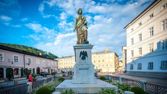 Der Komponist hat in seiner Geburtsstadt auch einen nach ihm benannten Platz samt Statue, die dem wahren Mozart aber kaum &auml;hneln d&uuml;rfte. - &copy; G.Breitegger/Tourismus Salzburg GmbH/dpa-tmn