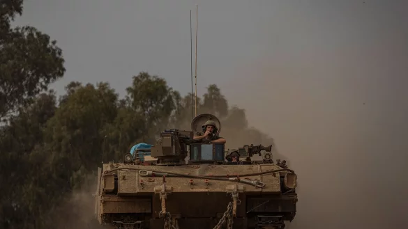 Ein gepanzerter Mannschaftstransportwagen der israelischen Armee. Israels Streitkr&auml;fte haben sich im Norden des Gazastreifens mit der islamistischen Hamas erneut schwere K&auml;mpfe geliefert (Archivbild). - &copy; Ilia Yefimovich/dpa