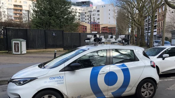 Ein Scan-Auto &uuml;berpr&uuml;ft, ob f&uuml;r abgestellte Autos die Parkgeb&uuml;hren bezahlt wurden. - &copy; Michael Evers/dpa