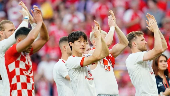 Jae-Sung Lee (M) von Mainz feiert mit Mannaschaftskollegen den Sieg. - &copy; Uwe Anspach/dpa