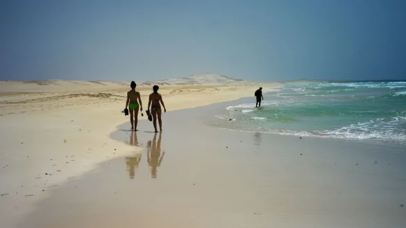 Hauptsache Strand: Das Reiseland ist oft nebens&auml;chlich, wenn das Angebot passt. - &copy; Ina Fassbender/dpa-tmn/dpa