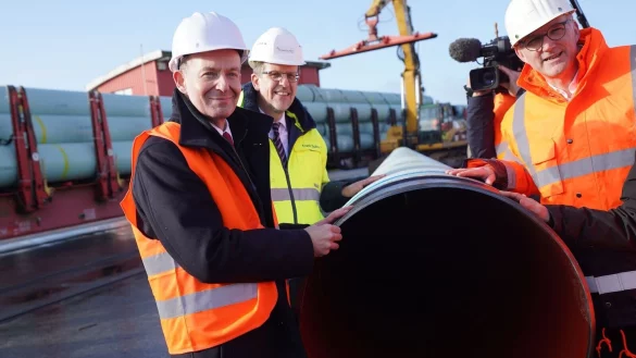 Bundesverkehrsminister Volker Wissing (l) bei einem Pressetermin zum Bau der neuen LNG-Pipeline in Brunsb&uuml;ttel. An der Pipeline wurden nun L&ouml;cher gefunden - die Ermittlungen laufen. - &copy; Marcus Brandt/dpa