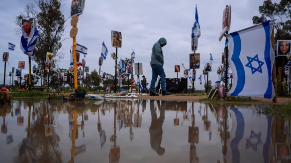 Menschen besuchen den Ort, an dem am 7. Oktober 2023 bei dem Terrorangriff der Hamas auf das Nova-Musikfestival hunderte Feiernde get&ouml;tet und entf&uuml;hrt wurden. - &copy; Oded Balilty/AP/dpa