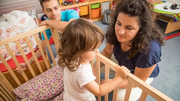 Wenn Eltern merken, dass es Zeit ist, das Gitterbett hinter sich zu lassen, sollten sie das Kind einbeziehen und den Umzug erkl&auml;ren. - &copy; Christin Klose/dpa-tmn/dpa