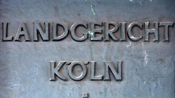 Ein Schild weist auf das Landgericht in K&ouml;ln hin. - &copy; Federico Gambarini/dpa