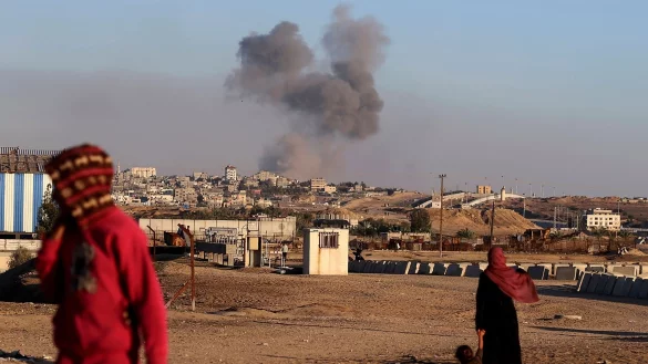 Rauch &uuml;ber Rafah: Israels F&uuml;hrung will nach eigenen Angaben die letzten dort vermuteten Bataillone der Hamas zerschlagen. - &copy; Ramez Habboub/AP