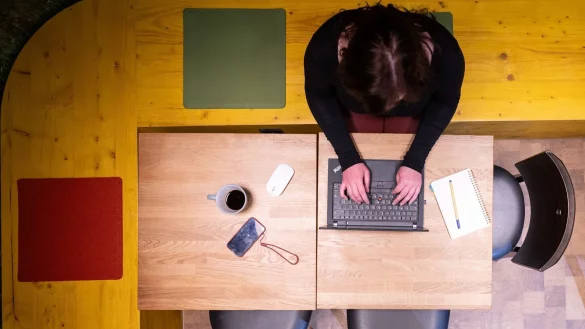 Anstatt lange am Anschreiben zu t&uuml;fteln, k&ouml;nnen Bewerberinnen und Bewerber ihren Lebenslauf mit wichtigen Details aufpolieren. - &copy; Sebastian Kahnert/dpa