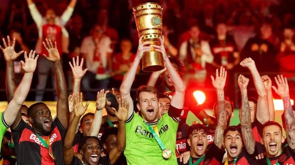 Leverkusens Team jubelt nach dem DFB-Pokalsieg mit der Troph&auml;e. - &copy; Uwe Anspach/dpa