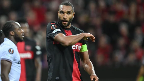 Leverkusens Jonathan Tah reagiert auf das Spiel. - &copy; Marius Becker/dpa