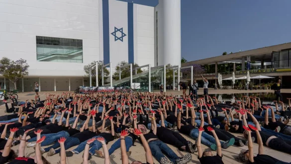Protestaktion von Familienangeh&ouml;rigen und Unterst&uuml;tzern von Geiseln in Tel Aviv. - &copy; Ohad Zwigenberg/AP/dpa