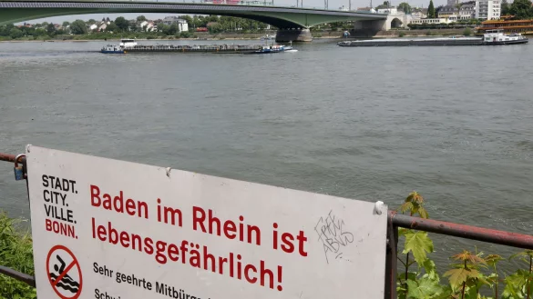 Mit einem Hinweisschild &laquo;Baden im Rhein ist lebensgef&auml;hrlich&raquo; warnt die Stadt Bonn die Menschen vor den Gefahren beim Schwimmen im Rhein. - &copy; Roland Weihrauch/dpa