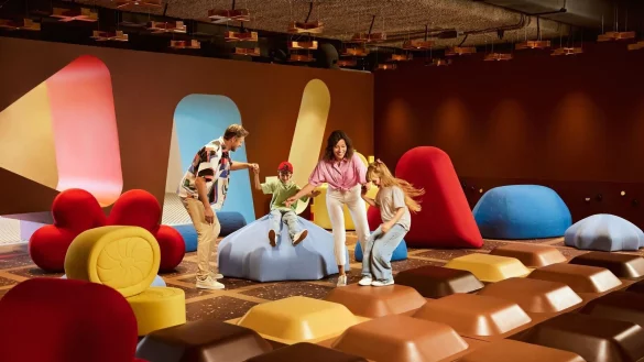 Ausprobieren erwünscht: In den interaktiven Ausstellungsbereichen kann man probieren, riechen und selbst eine Schokotafel gestalten. - © Fabryka Czekolady E.Wedel/dpa-tmn