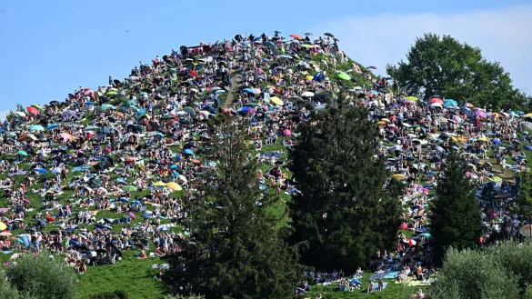 Viele Fans setzten sich auf den Olympiaberg im M&uuml;nchner Olympiapark, um dem Konzert von Taylor Swift zu lauschen. - &copy; Felix H&ouml;rhager/dpa