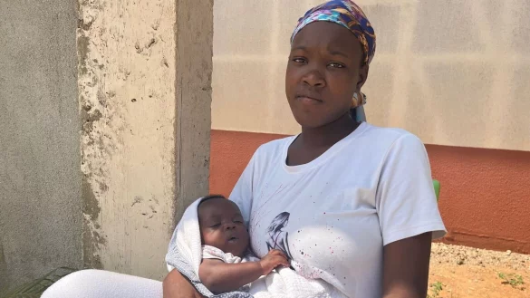 Die alleinstehende Mutter Madalena Zongo kann ihren einen Monat alten Sohn Gabriel nicht registrieren lassen, da sie selbst keine Geburtsurkunde besitzt. Dem Kind sind damit viele Zukunftsperspektiven verbaut. - &copy; Kristin Palitza/dpa