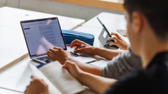 Sch&uuml;ler eines Gymnasiums sitzen vor einem Computer und benutzen ein KI-Tool. - &copy; Philipp von Ditfurth/dpa