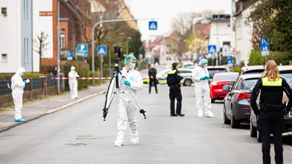 Mitarbeiter der Spurensicherung der Polizei arbeiten am Tatort in Nienburg. - &copy; Moritz Frankenberg/dpa