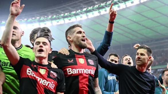 Robert Andrich (M) bleibt in Leverkusen. - &copy; Soeren Stache/dpa