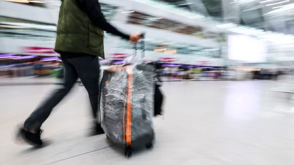 Der Flughafenbetrieb an den NRW-Flugh&auml;fen verl&auml;uft am ersten Ferienwochenende reibungslos. - &copy; Christoph Reichwein/dpa