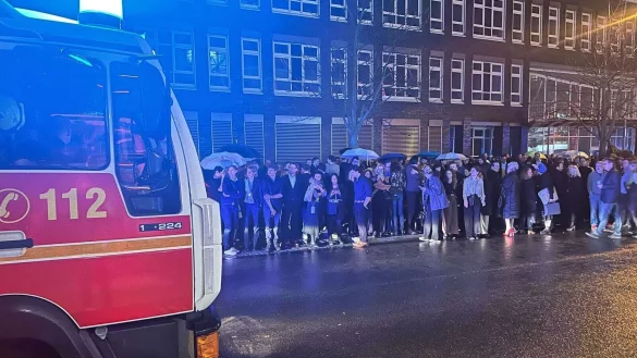 G&auml;ste des NRW-Empfangs im Rahmen der diesj&auml;hrigen Berlinale stehen hinter einem Feuerwehrwagen auf der Stra&szlig;e und einem Gehweg. - &copy; Thomas Bremser/dpa