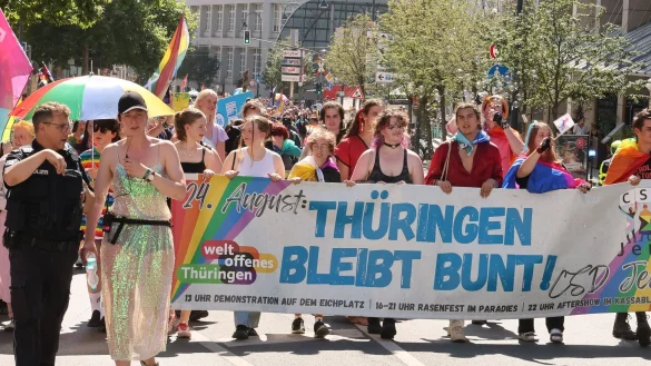 Unter dem Motto &laquo;Th&uuml;ringen bleibt bunt!&raquo; gingen viele Menschen beim CSD auf die Stra&szlig;e. - &copy; Bodo Schackow/dpa
