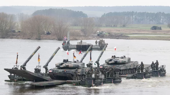 Bundeswehrsoldaten (vorn) nehmen an einer gemeinsamen Milit&auml;r&uuml;bung mit Soldaten aus mehreren Nato-L&auml;ndern auf der Weichsel teil. - &copy; Sebastian Kahnert/dpa