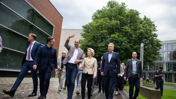 EU-Kommissionspr&auml;sidentin und Spitzenkandidatin der CDU f&uuml;r die Europawahl, Ursula von der Leyen, bei einem Besuch des Hasso-Plattner-Instituts (HPI) in Potsdam. - &copy; Sebastian Gollnow/dpa