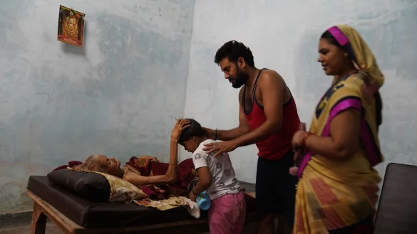 Sharda Devi wollte in Varanasi im Mukti Bhawan und auf keinen Fall in ihrem Dorf sterben. - &copy; Anne-Sophie Galli/dpa