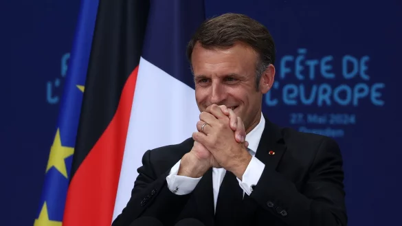 Emmanuel Macron nach seiner Rede auf dem Dresdener Neumarkt vor der Frauenkirche. - &copy; Jan Woitas/dpa