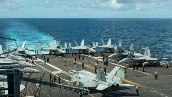 Die USA ziehen den Flugzeugtr&auml;ger &laquo;USS Theodore Roosevelt&raquo; aus dem Roten Meer ab. (Archivbild) - &copy; Seaman Ryan Holloway/U.S. Navy/dpa