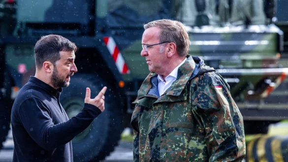 Wolodymyr Selenskyj (l.) und Boris Pistorius nach einem Besuch der Ausbildung von ukrainischen Soldaten am Flugabwehrraketensystem vom Typ &laquo;Patriot&raquo; auf einem Truppen&uuml;bungsplatz in Mecklenburg-Vorpommern. - &copy; Jens B&uuml;ttner/dpa