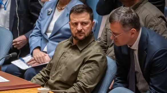 Nach Jahren der Zusammenarbeit k&ouml;nnte sich der ukrainische Pr&auml;sident Wolodymyr Selenskyj (links) nun von Au&szlig;enminister Dmytro Kuleba trennen. (Archivbild) - &copy; Michael Kappeler/dpa