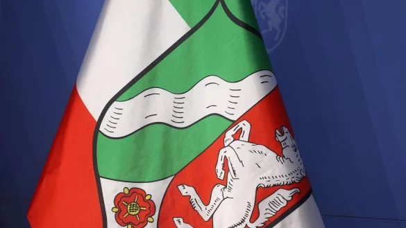 Das Landeswappen ist auf der Fahne von Nordrhein-Westfalen in der Staatskanzlei zu sehen. - &copy; Oliver Berg/dpa