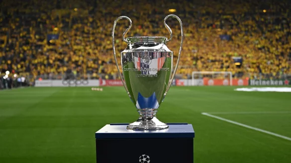 Der Champions-League-Pokal steht vor dem Spiel im Stadion. - &copy; Bernd Thissen/dpa