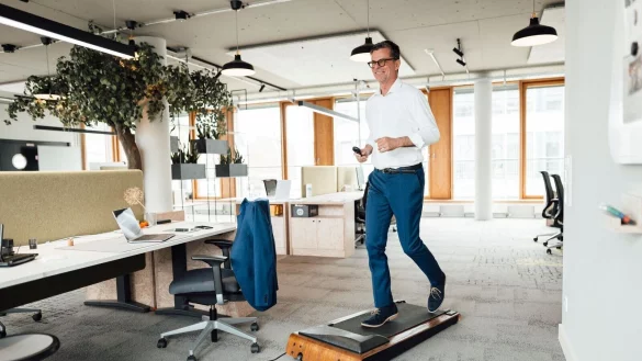 Mal eben 1000 Schritte sammeln: Wer ein Walking Pad nutzt, kann B&uuml;roarbeit und Bewegung miteinander verbinden. - &copy; Joseffson/Westend61/dpa-tmn