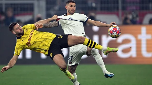 Dortmunds Niclas F&uuml;llkrug (l) und Lucas Hernandez von Paris k&auml;mpfen um den Ball. - &copy; Federico Gambarini/dpa