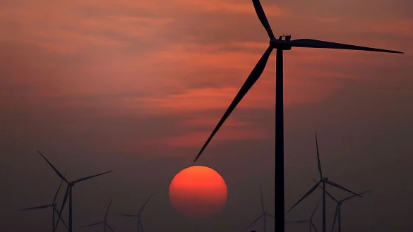 Die Sonne geht w&auml;hrend einer Hitzewelle in einer Windfarm in McCook unter. - &copy; Delcia Lopez/The Monitor via AP/dpa